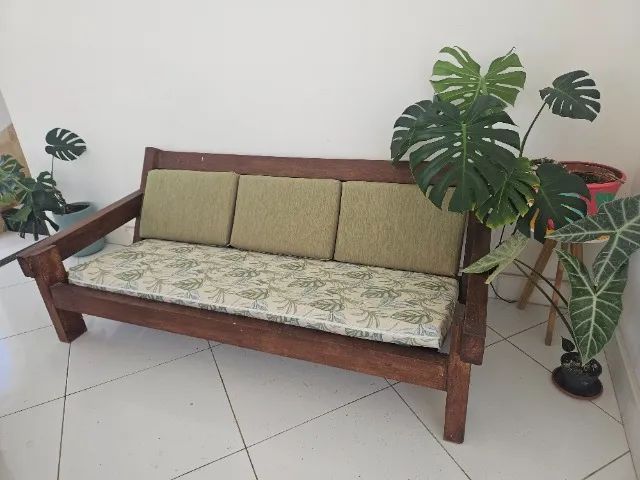Conjunto de sofá e poltronas em madeira maciça