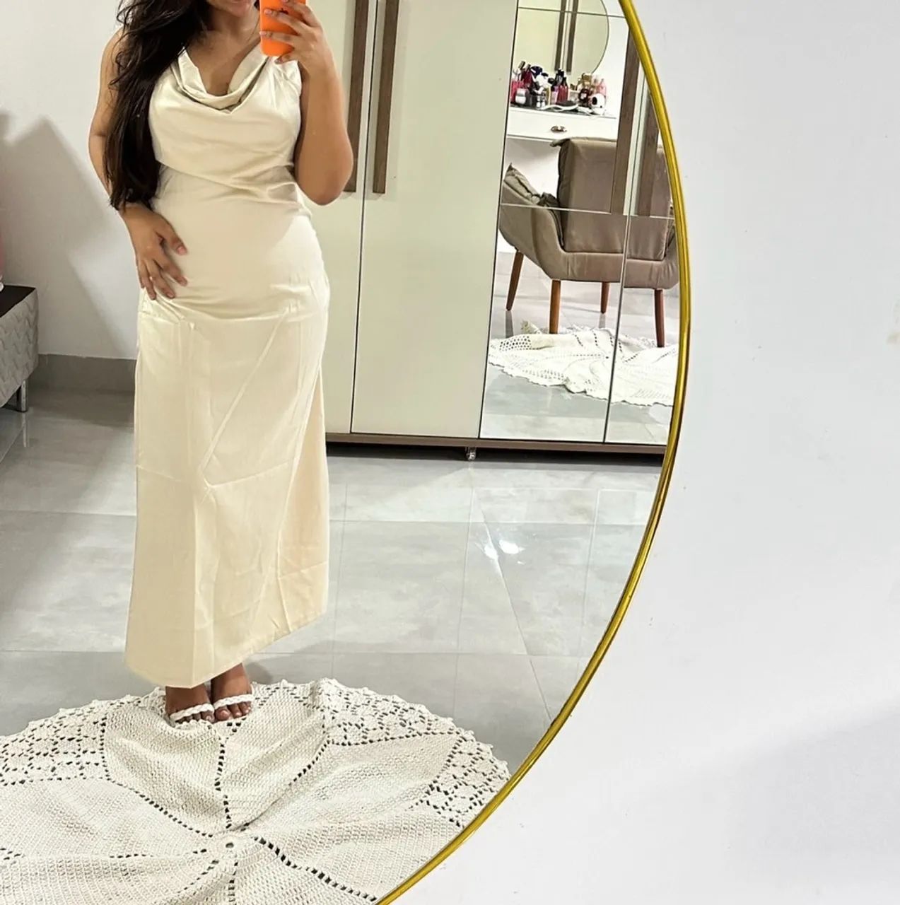 Vestido Midi Off-White com Decote Drapeado Elegante
