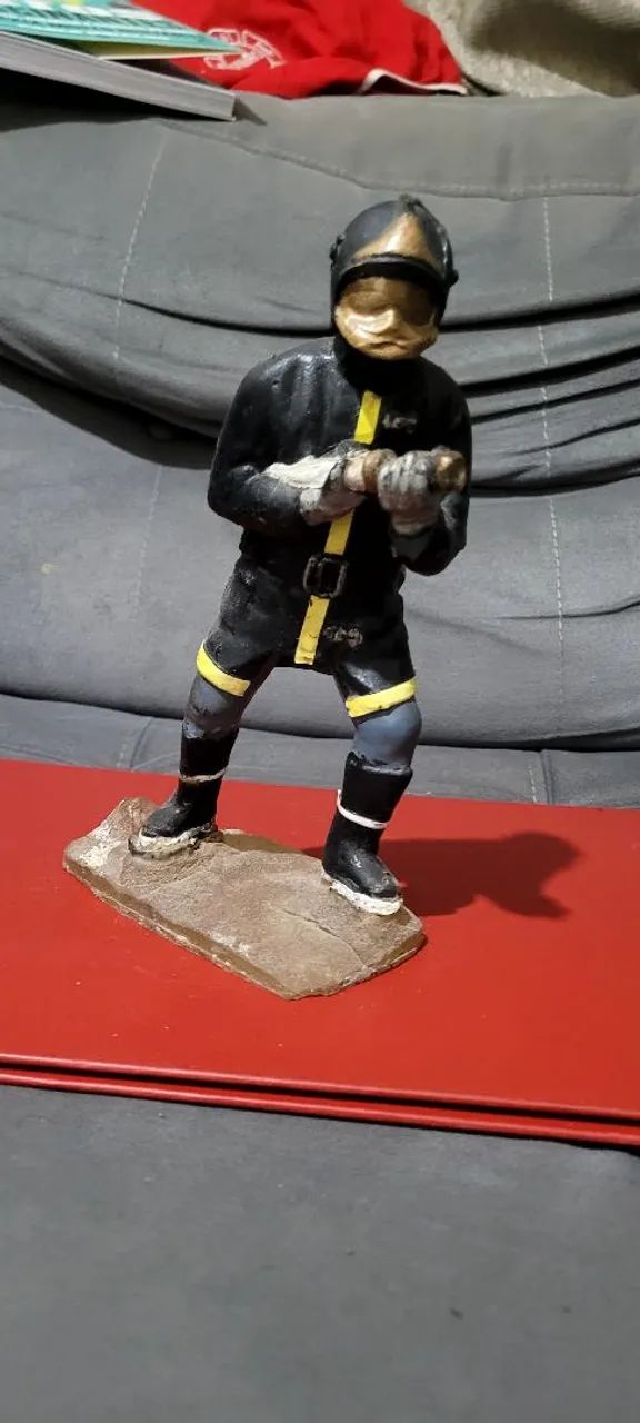 Bonecos Polícia Bombeiro estatuetas  - Foto 2