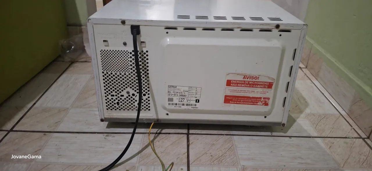 vendo  2 microondas Eletrolux para retirada de peças  - Foto 4