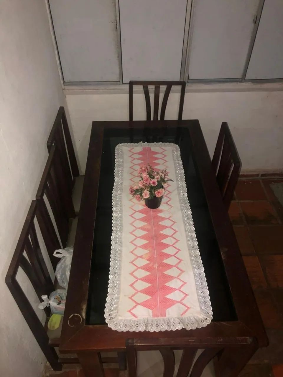 Mesa com 6 cadeiras e tampo de vidro  - Foto 3
