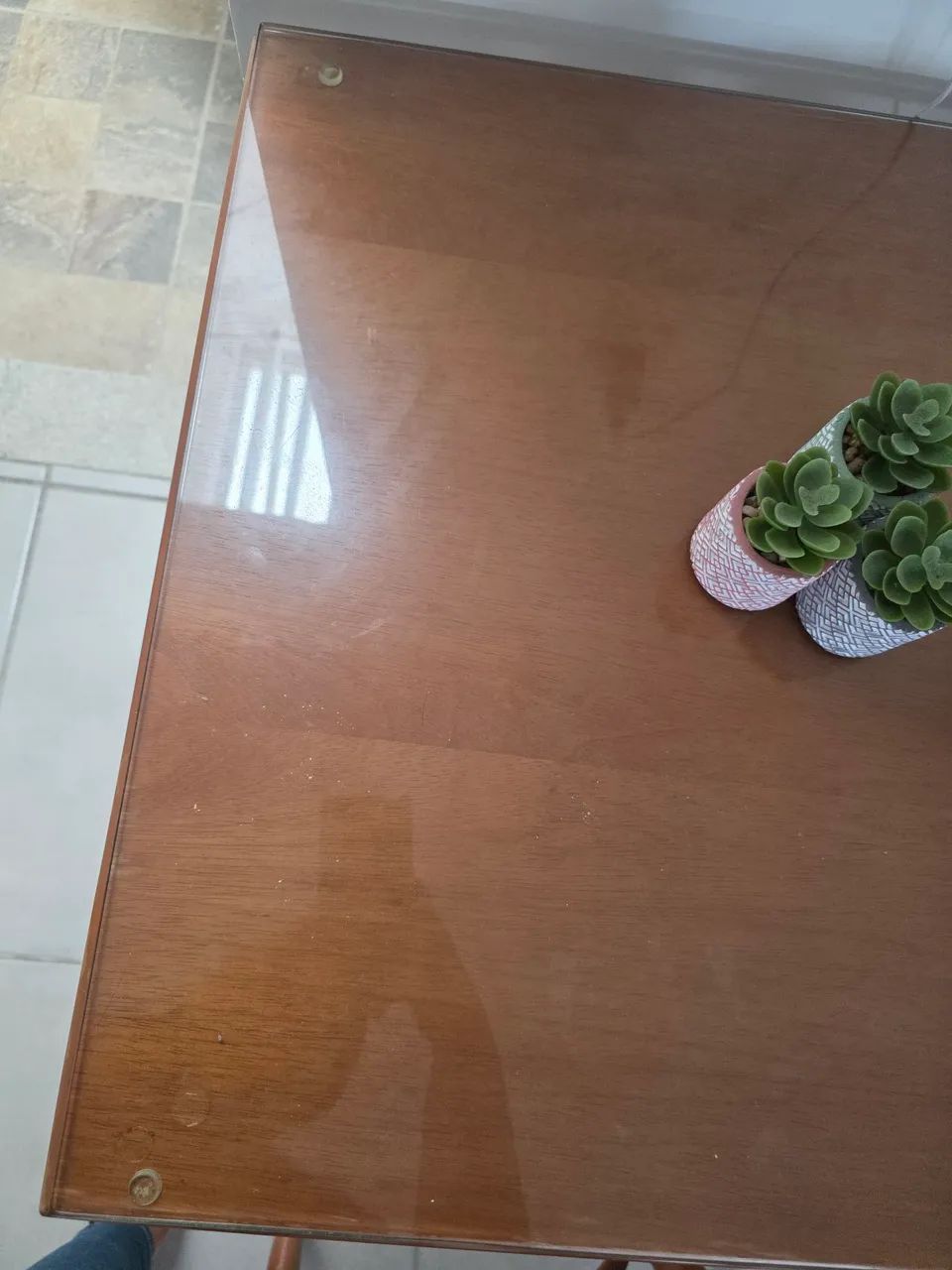 Mesa em madeira de 60x60 com tampo de vidro  - Foto 5