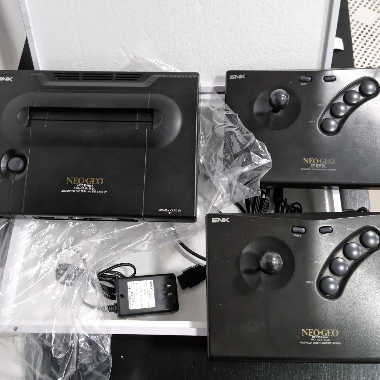 Neo Geo aes com 2 Controles caixa mdf  - Foto 3