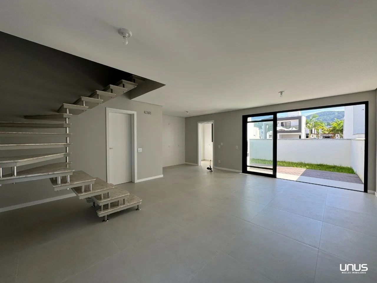 Casa nova com 3 suítes no Deltaville