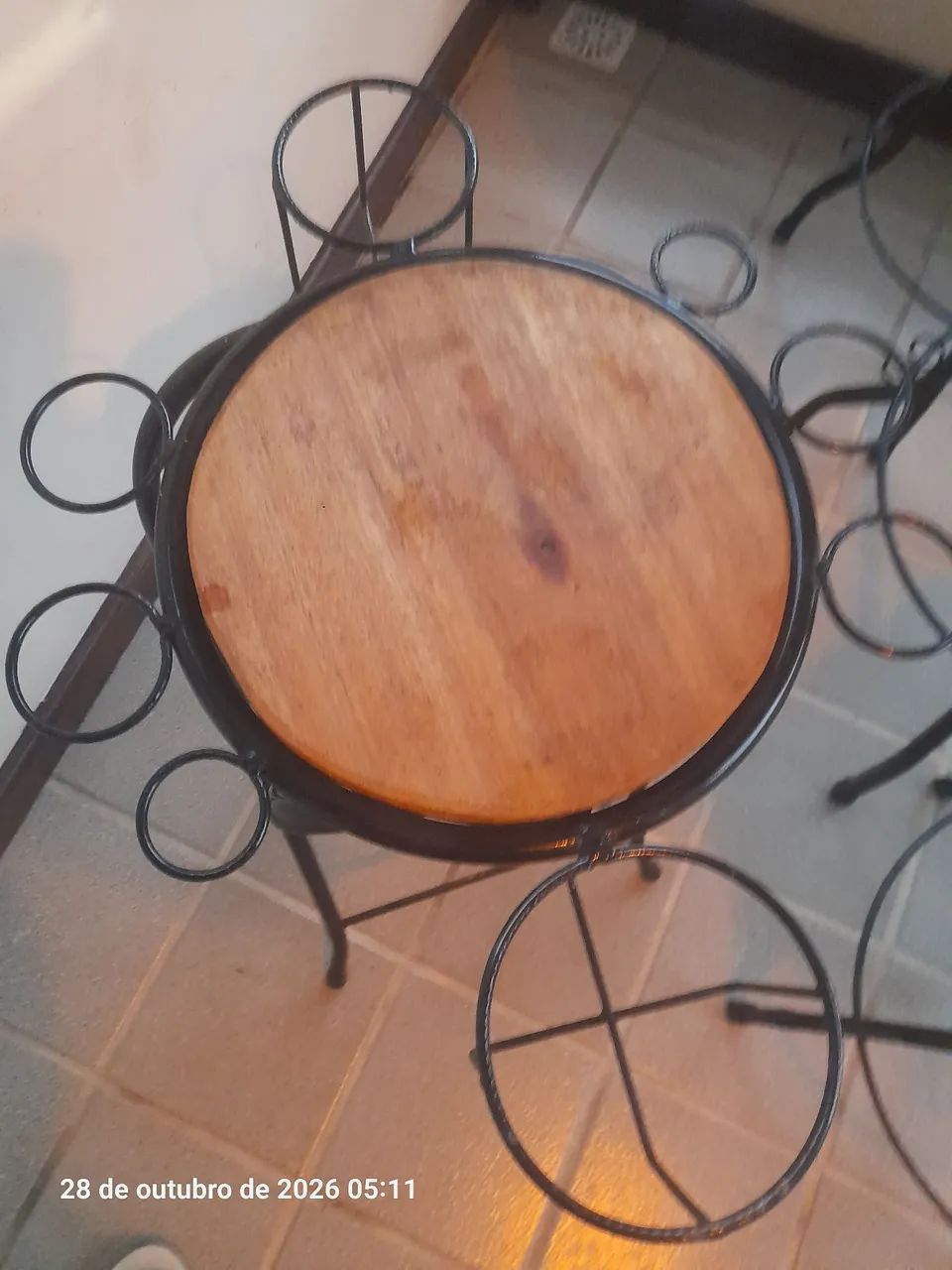 Mesa com  4 cadeiras e banqueta de bebidas - Foto 3