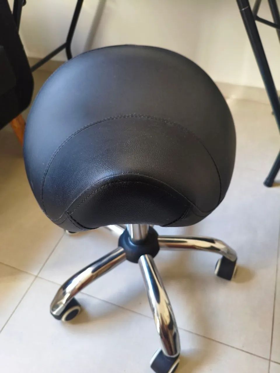Vendo mocho sela giratório. 