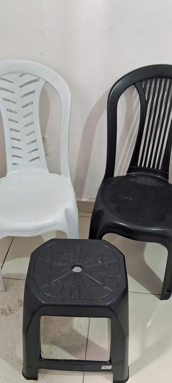 Conjunto de assentos (cadeiras e banco de plástico)