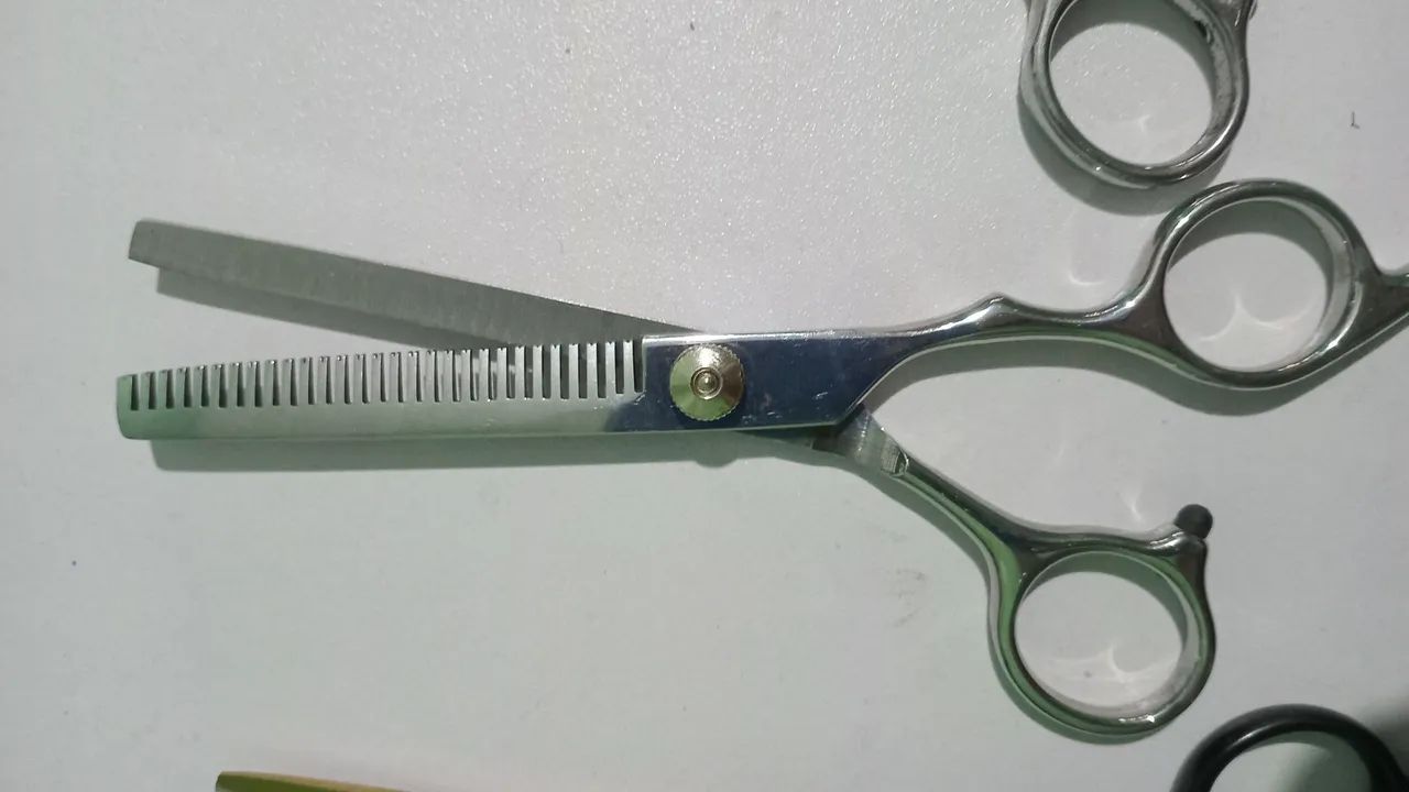 4 tesouras de barbeiro  novas - Foto 4