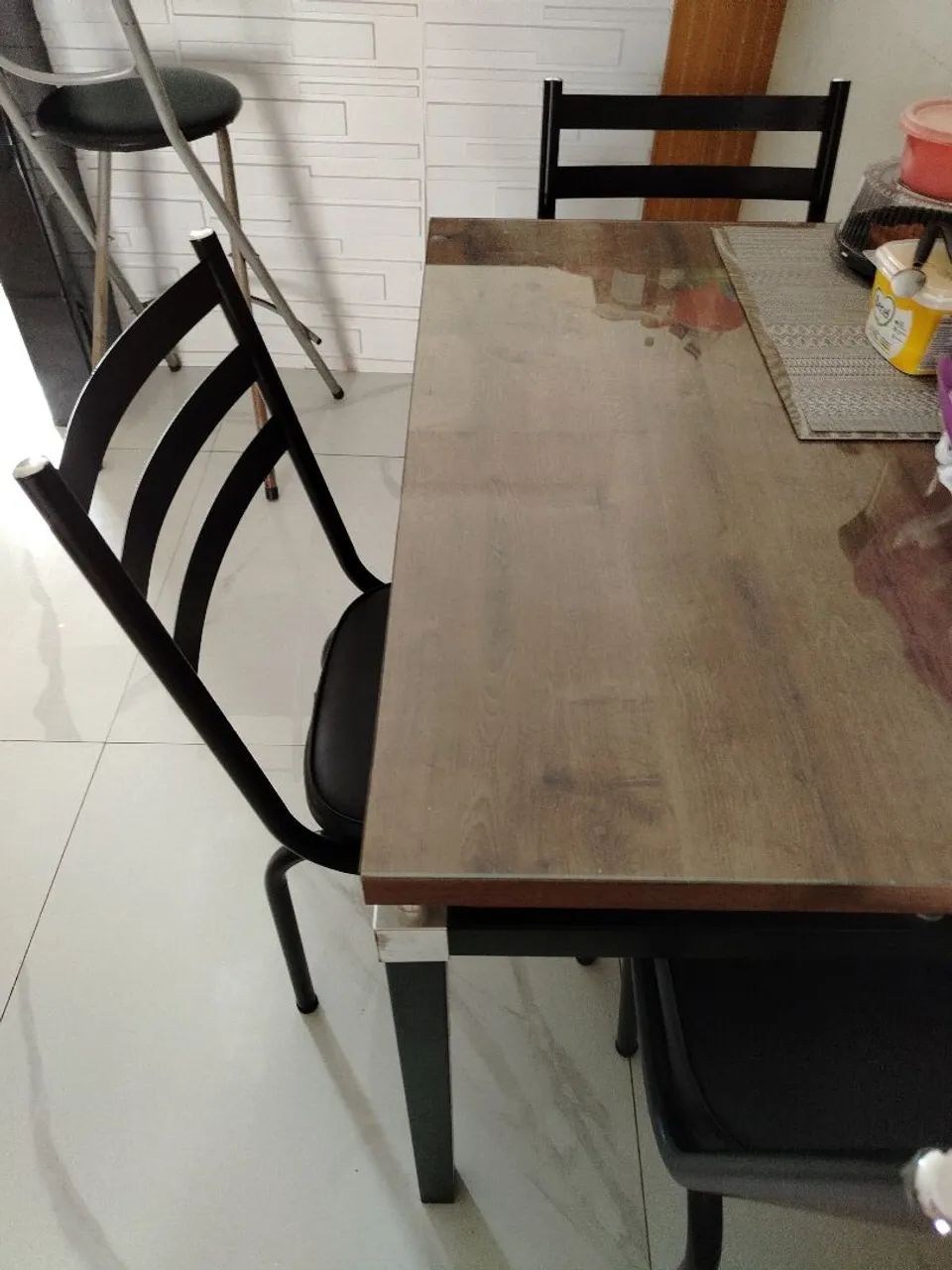 Mesa com 4 cadeiras com tampo MDF e vidro - Foto 3