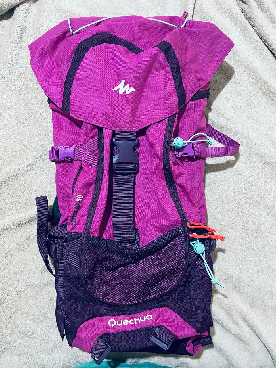  Mochila cargueira Quechua Forclaz 50 litros seminova  rosa e bordeaux (vinho) - Foto 4