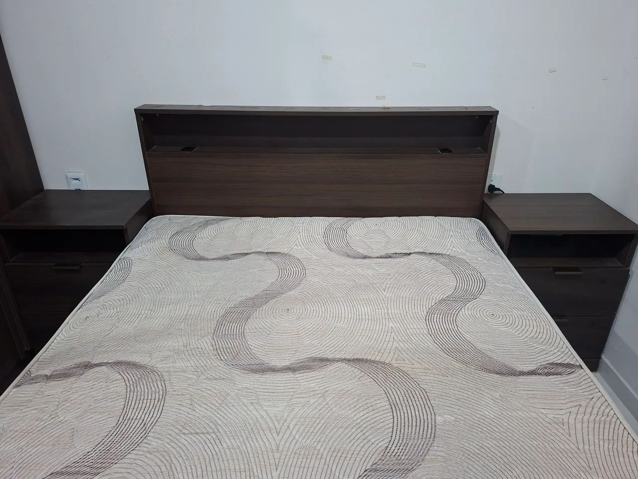 Quarto completo casal cama cabeceira e dois criado mudo