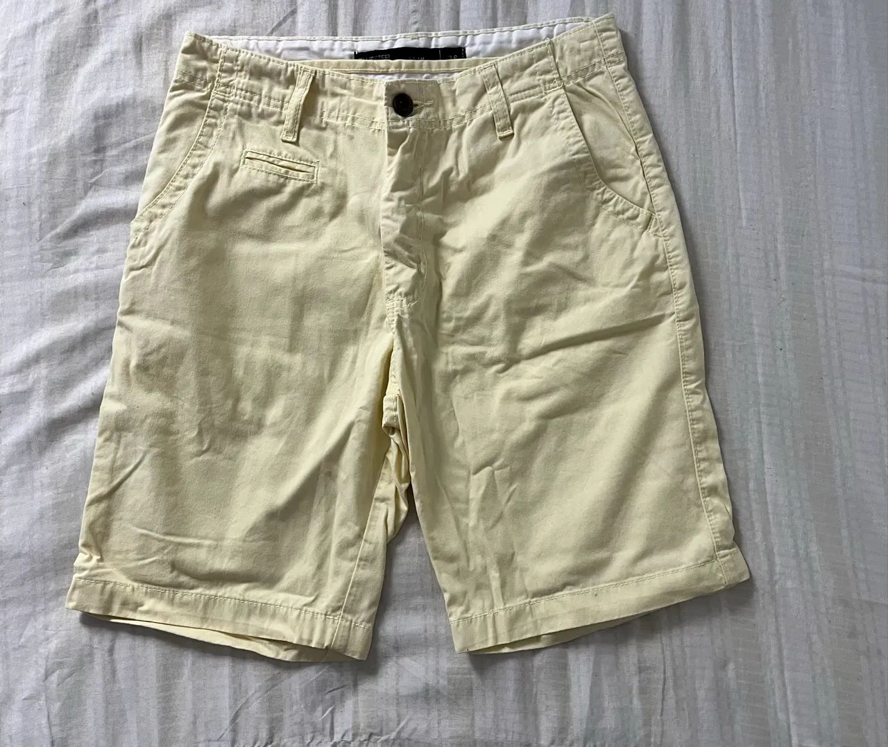 Bermuda amarela masculina 