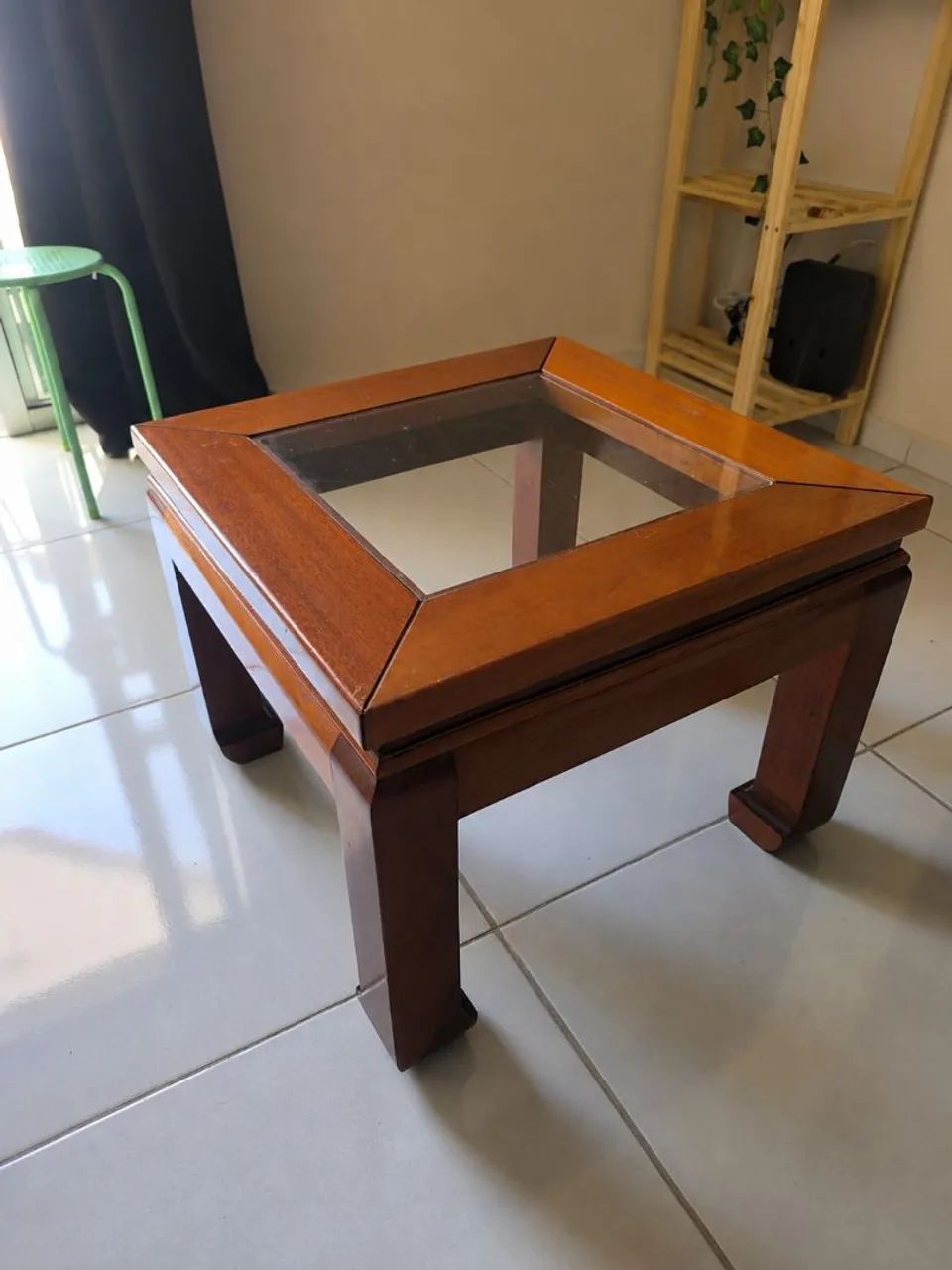 Mesa de centro de madeira maciça com tampo de vidro