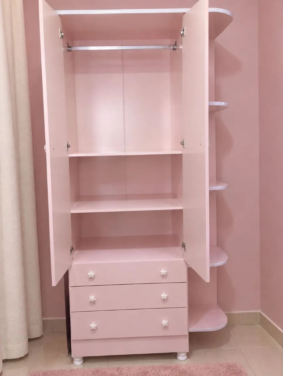 Guarda-roupa infantil rosa com cômoda e nichos - Foto 2