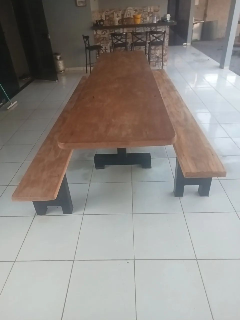 Mesa de madeira com pés de ferro 