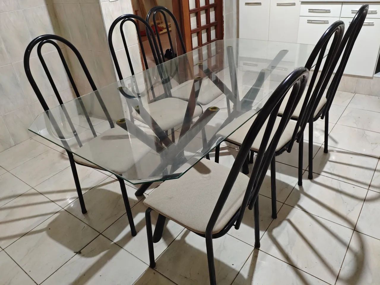 Mesa de jantar com seis cadeiras