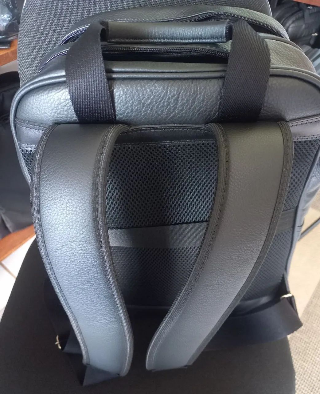Mochila em couro legítimo, porta notebook,  cor : preta   - Foto 5