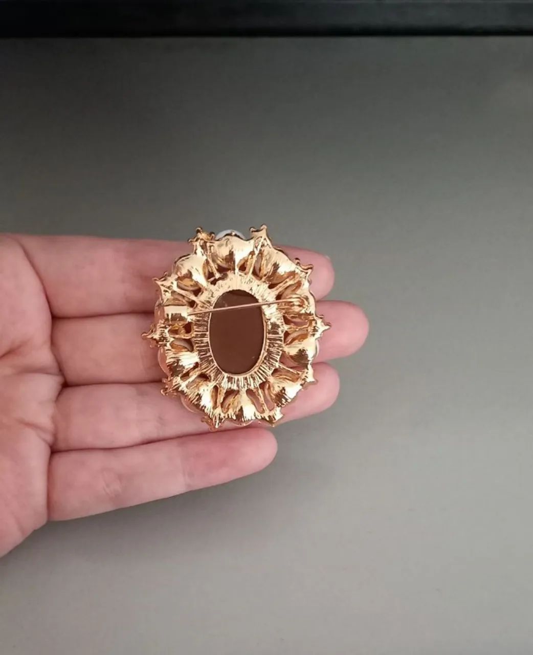 Broche de Camafeu Bege de Pérolas Brancas (novo) - Foto 5