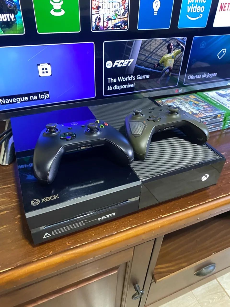 Xbox One (com 8 jogos e 2 controles)