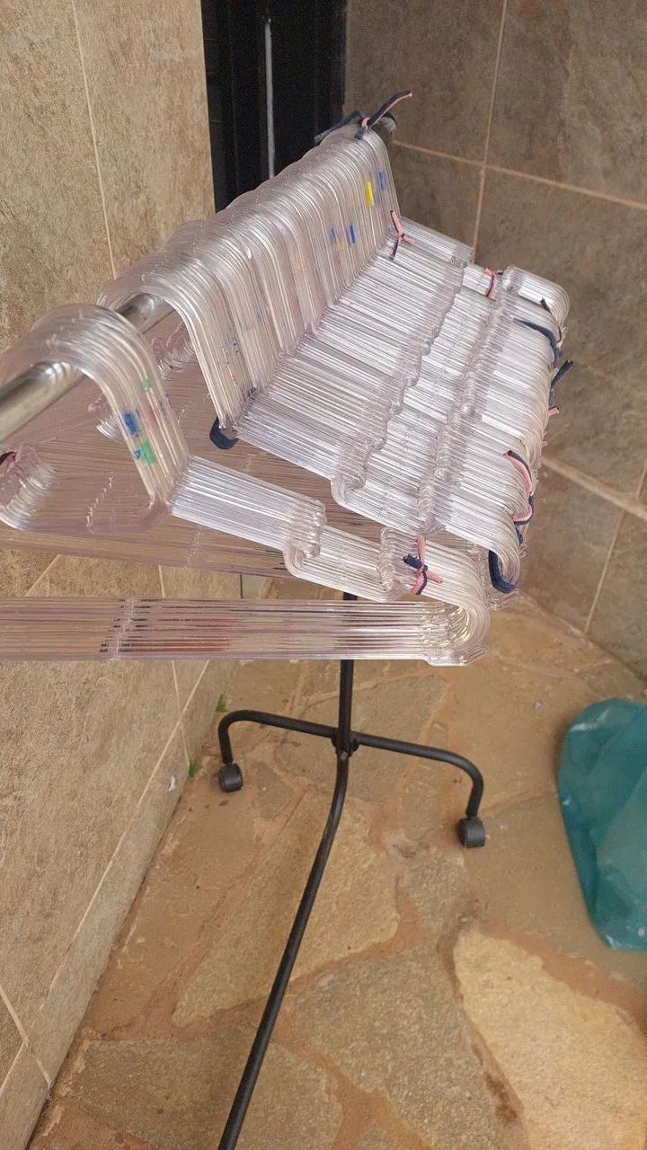 Cabides usados em ótimo estado