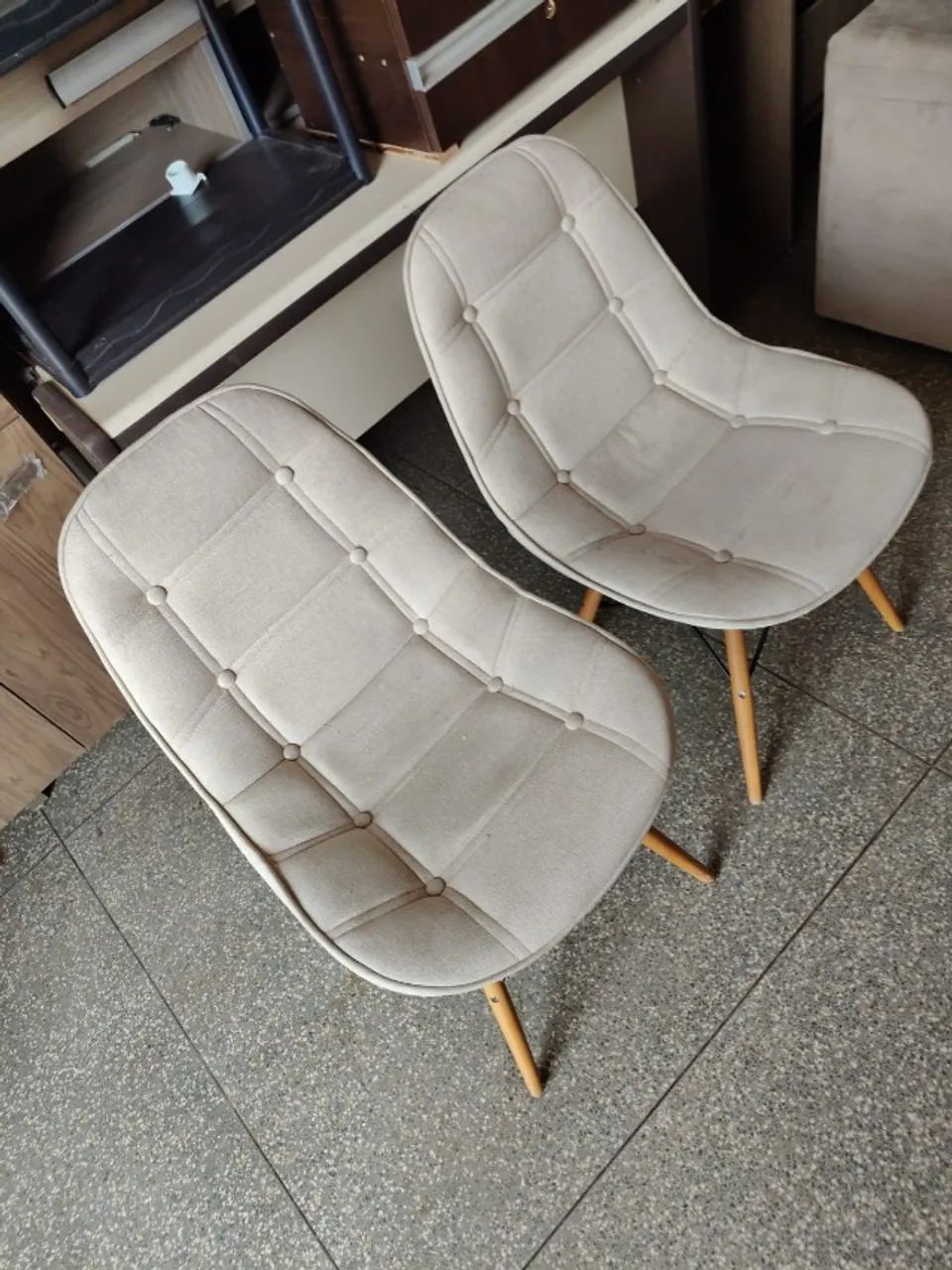 Vendo kit com 2 cadeiras modelo Charles Eames Botonê, estofadas em tecido macio na cor beg - Foto 3