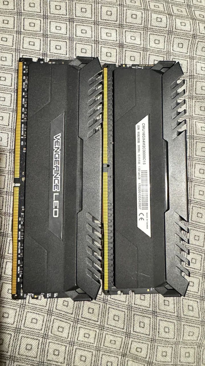 Memória DDR4 16GB 3000MHz Corsair VENGEANCE LED - Foto 2