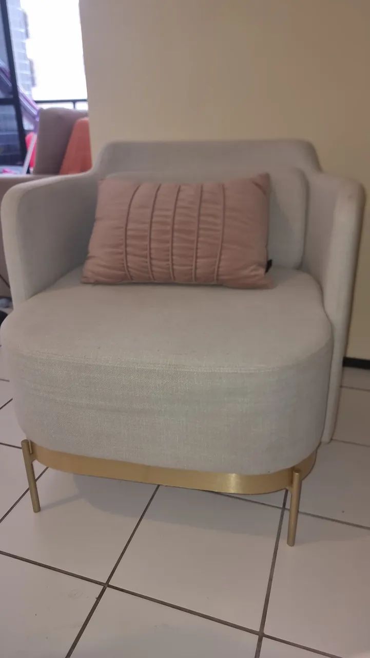 Poltrona Sintra base metal cor bege 