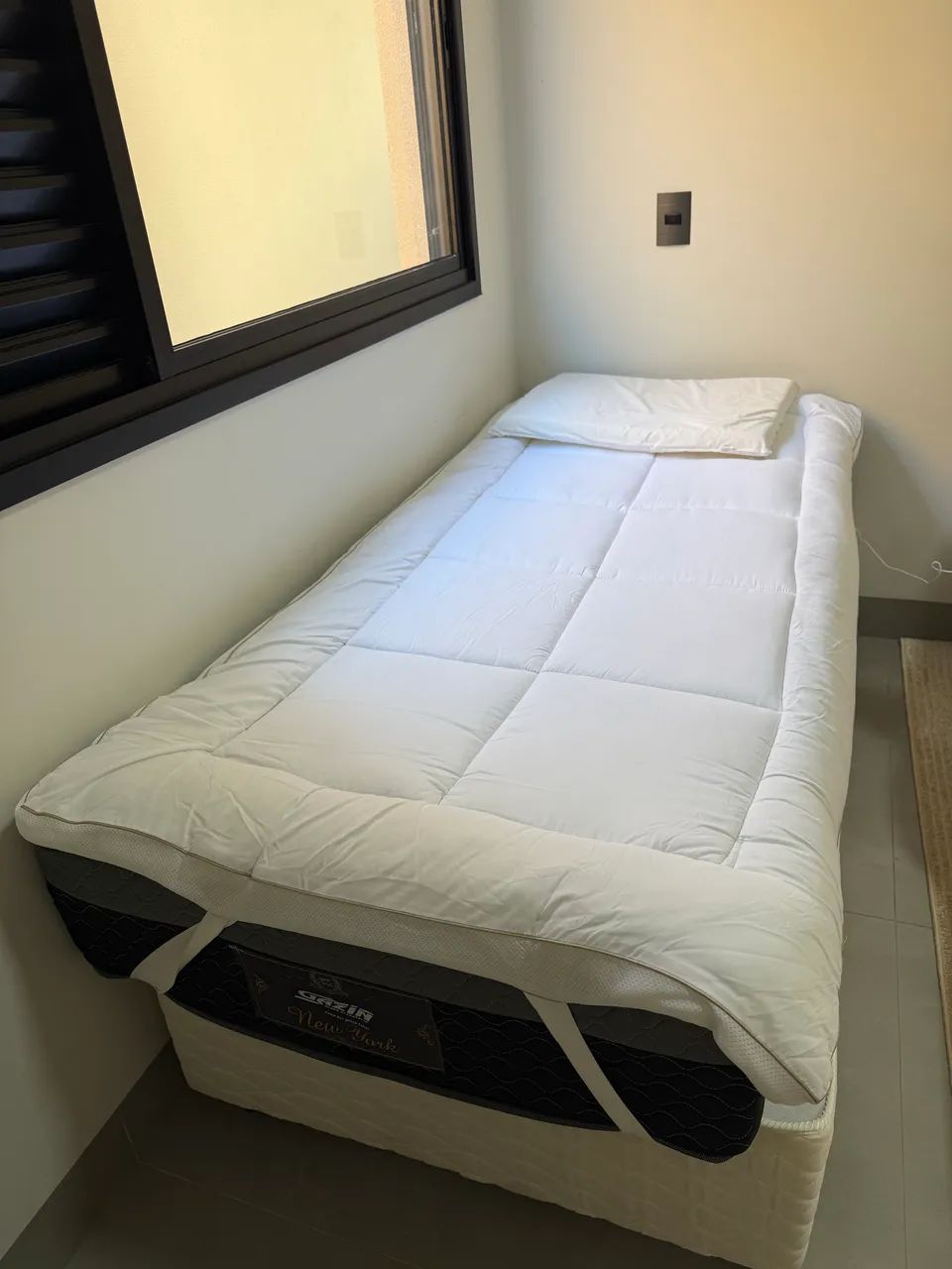 Vendo cama de solteiro com pilow top e lençol 