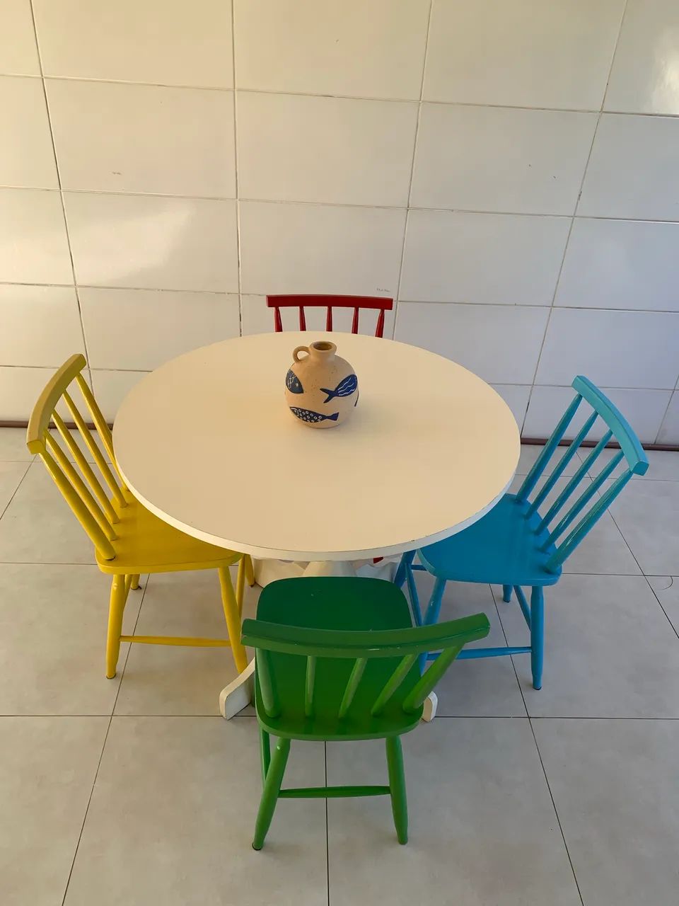 Linda mesa em madeira com quatro cadeiras  - Foto 2