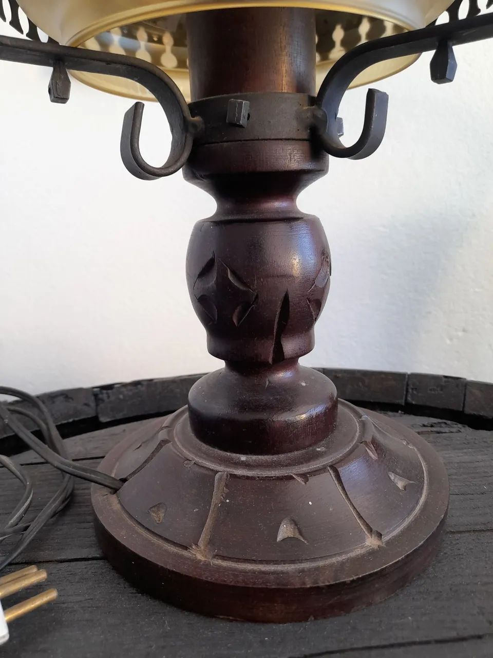 Antigo abajur de madeira e metal - Foto 3