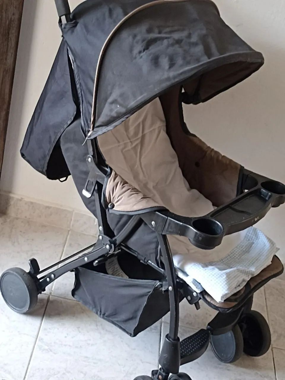 Vendo coisas de bebê carrinho cercado 2 nível roupinhas menina o carrinho cor preto e bege - Foto 6