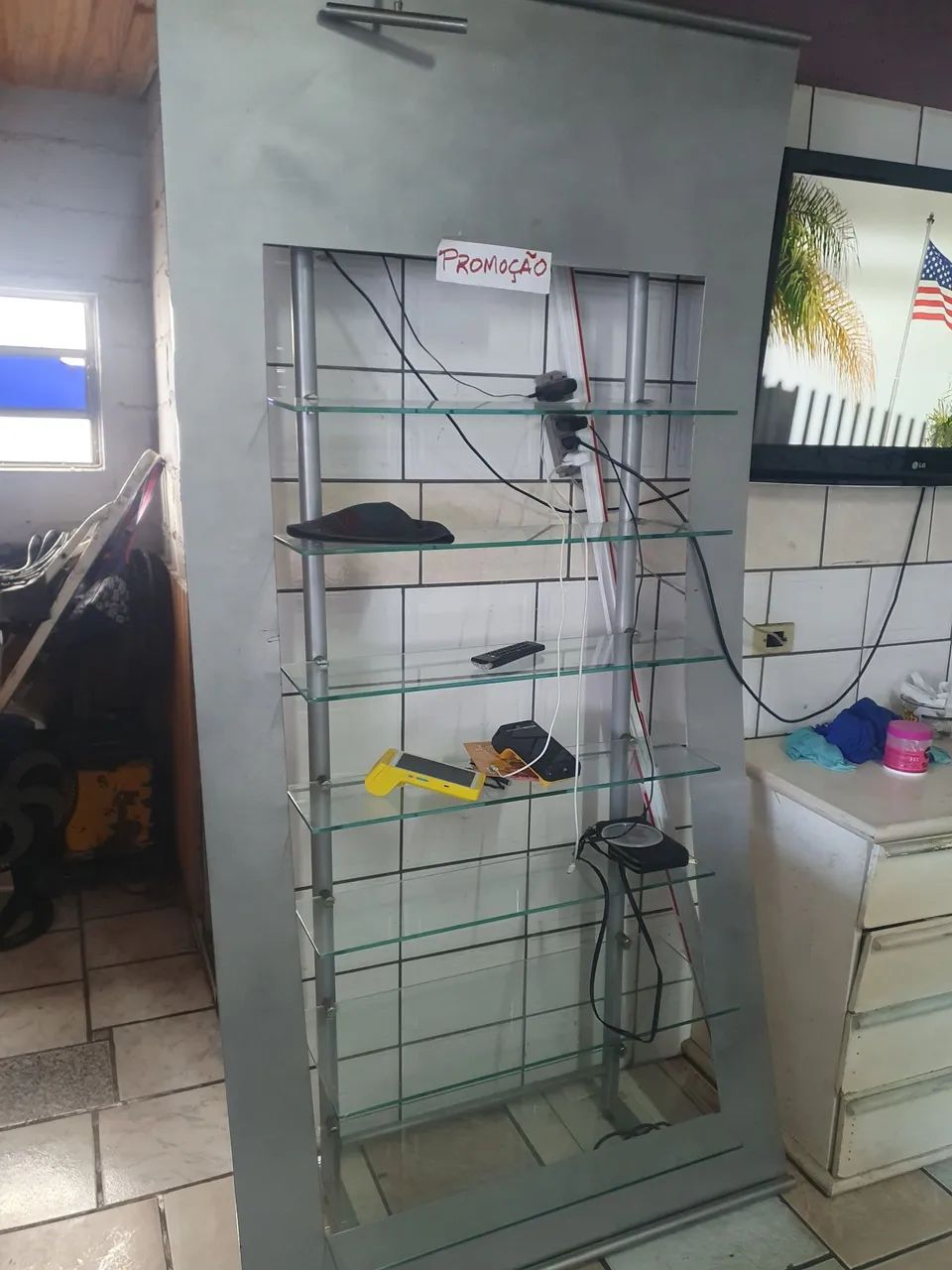 Estante com prateleiras para comércio....