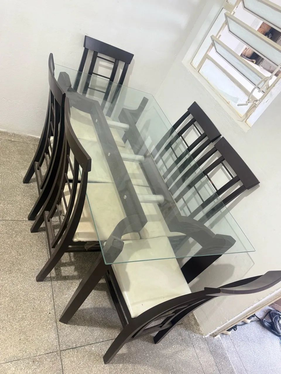 Mesa de madeira com tampo de vidro 