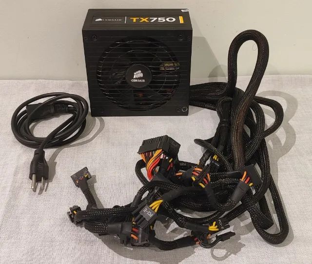 Fonte Corsair TX750 750W 80 Plus Bronze - Funcionando