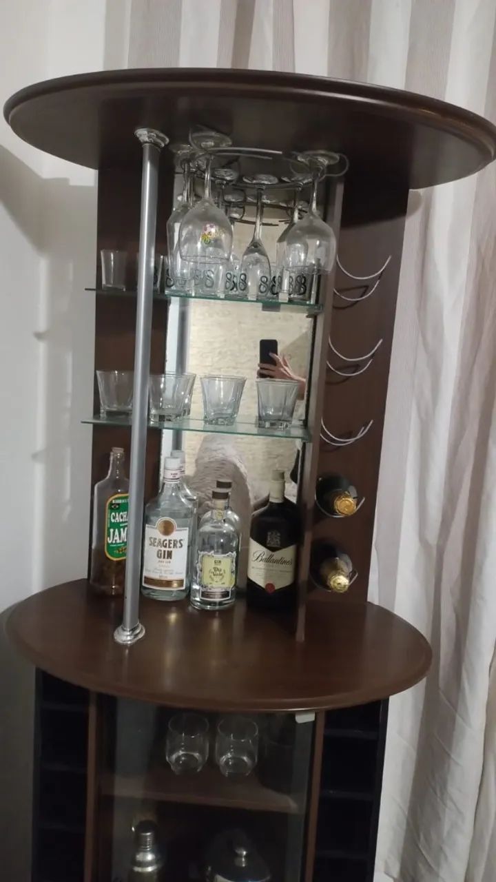 Barzinho e Cristaleira.