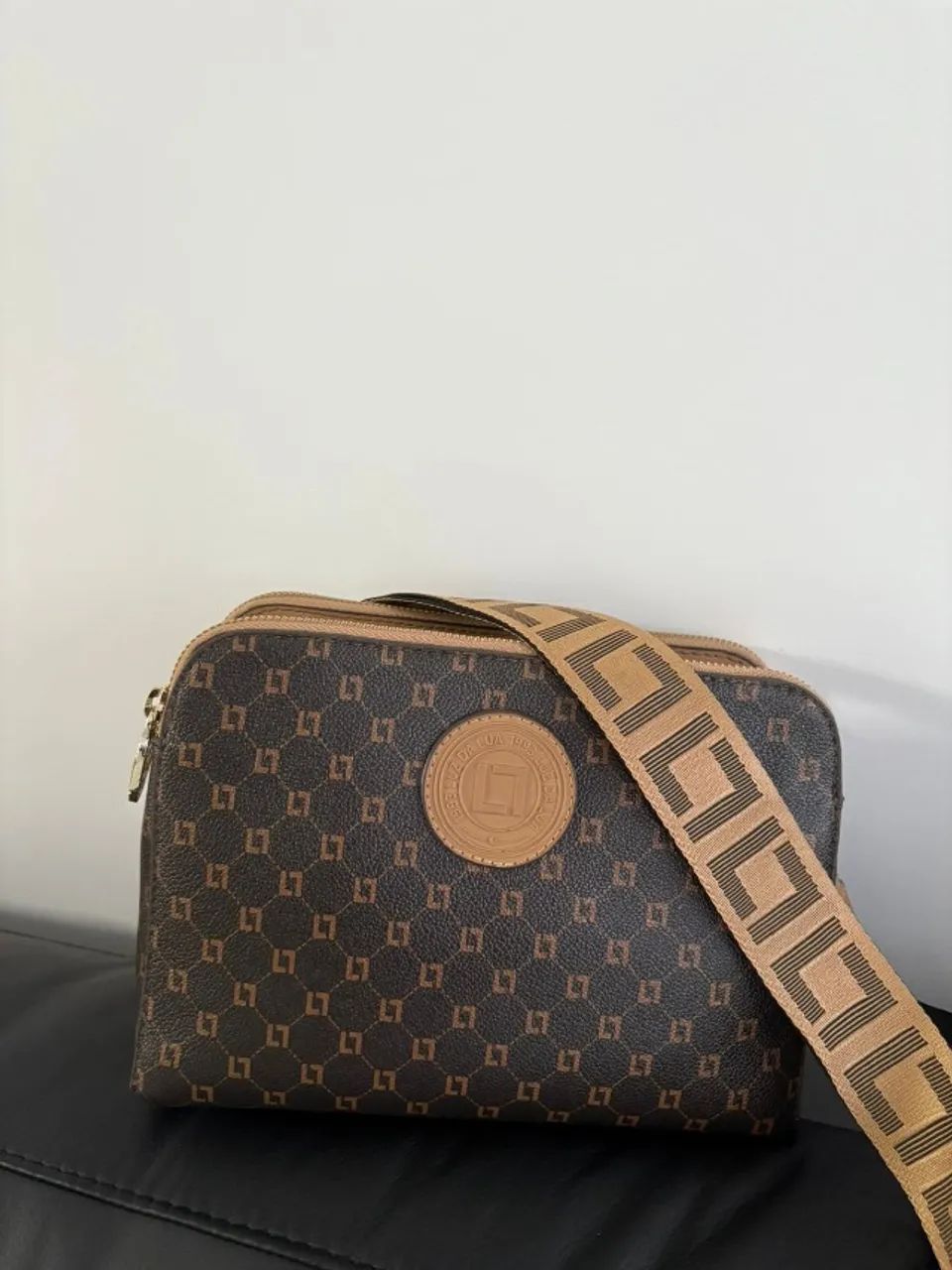 Bolsa Luz Da Lua Bella Tiracolo Média Couro Monograma Mocca (Modelo Premium) - Foto 3