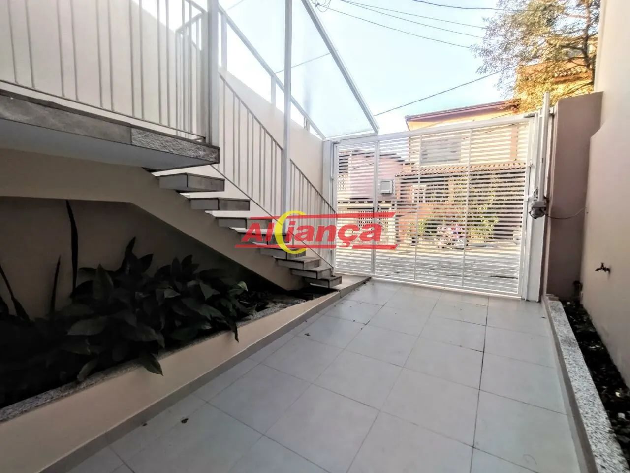 LINDÍSSIMO SOBRADO, COM 315m² DE ÁREA CONSTRUÍDA - PONTE GRANDE - Foto 2