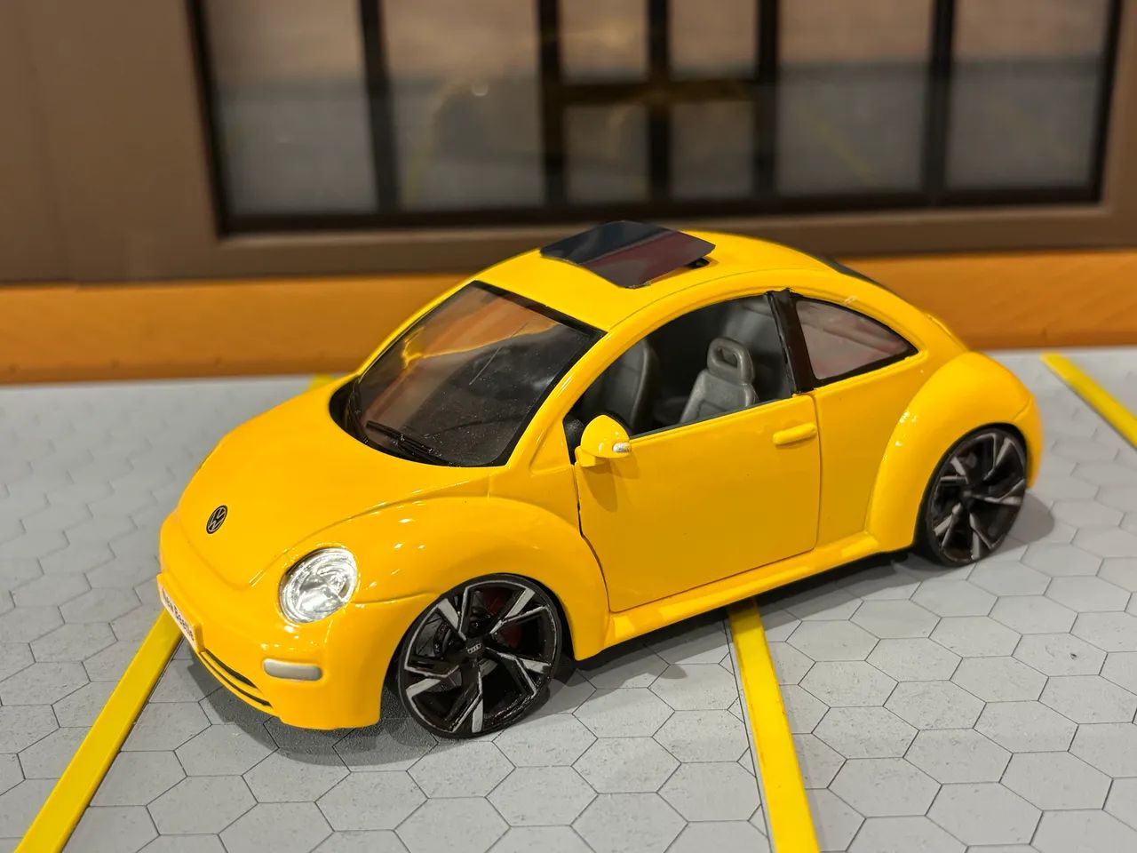 Miniatura VW New Beetle 1/24 Kinsmart Customizado  - Foto 4