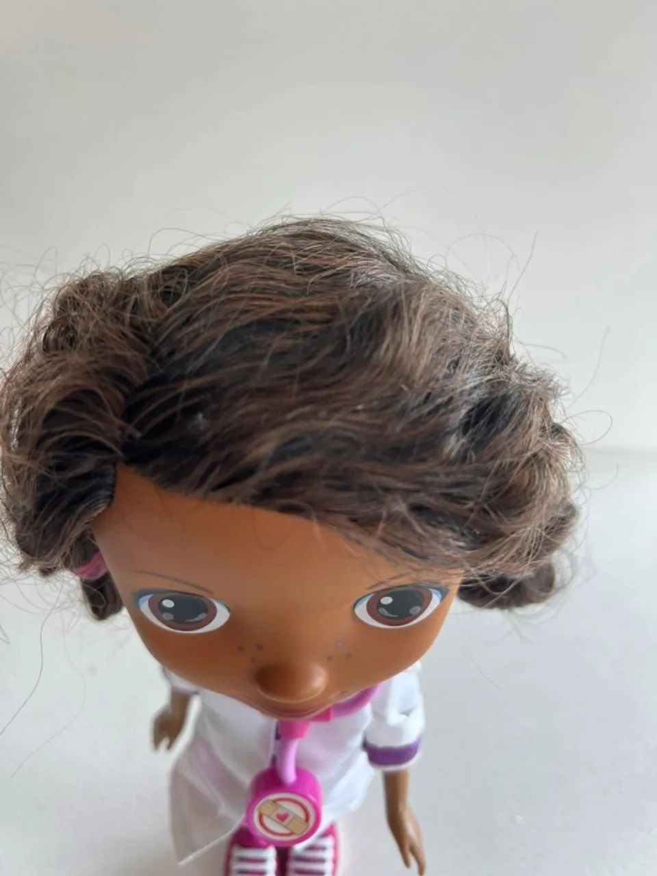 BONECA DR BRINQUEDOS DISNEY STORE FALA E CANTA EM INGLES - Foto 2