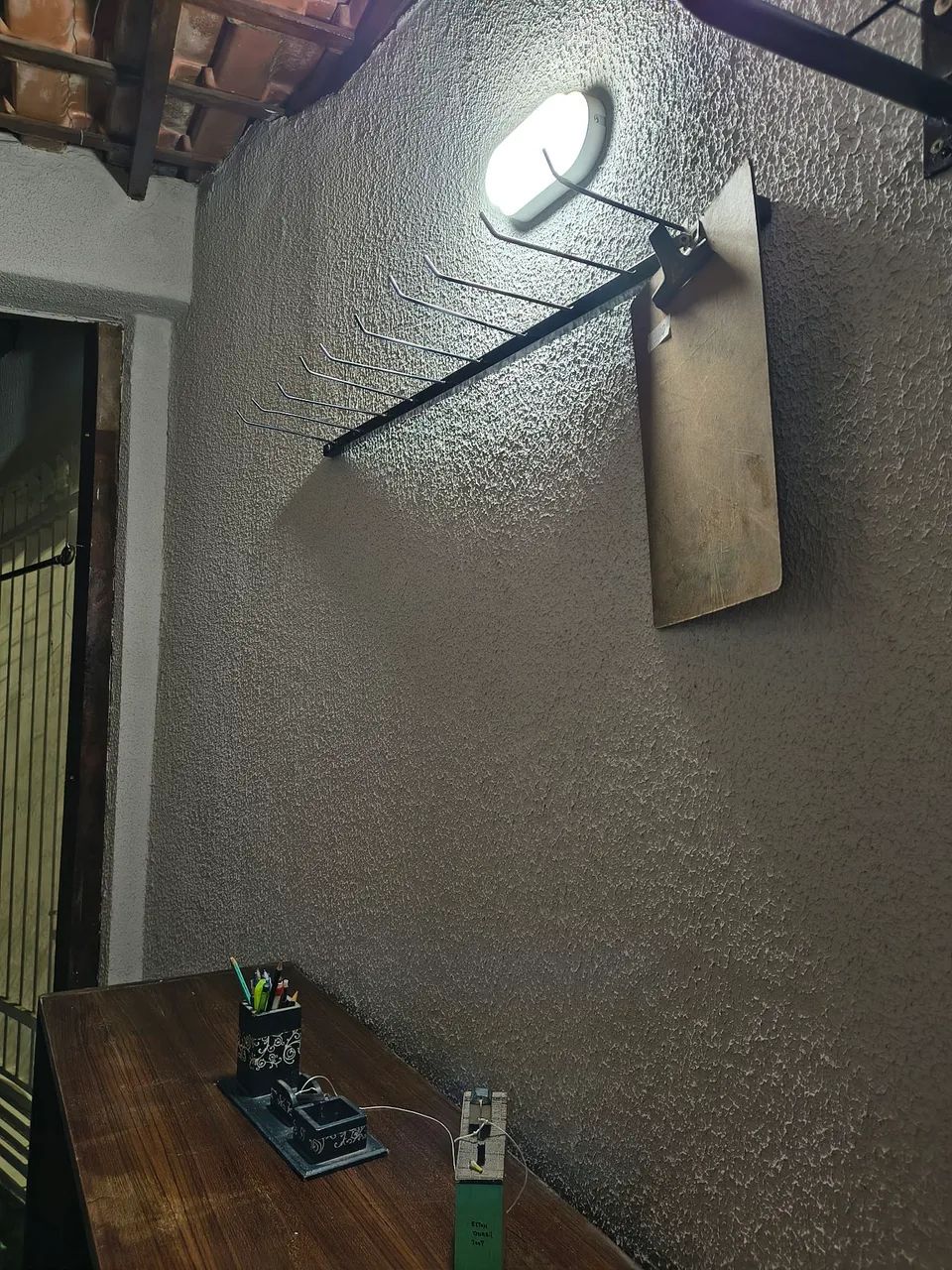 Prateleira e  cabides - Foto 2