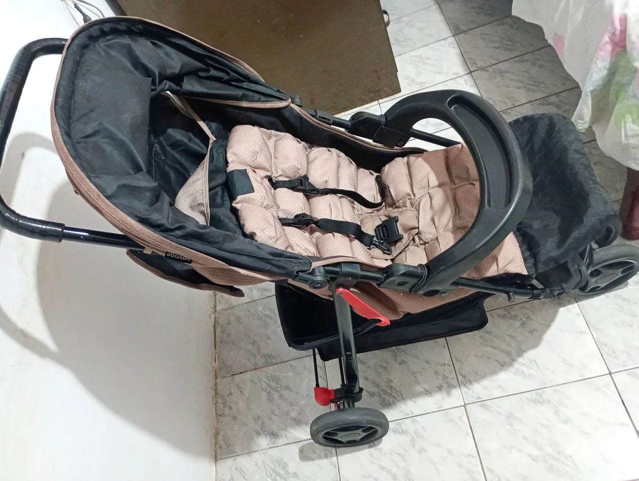 Carrinho com bebê conforto excelente  - Foto 4