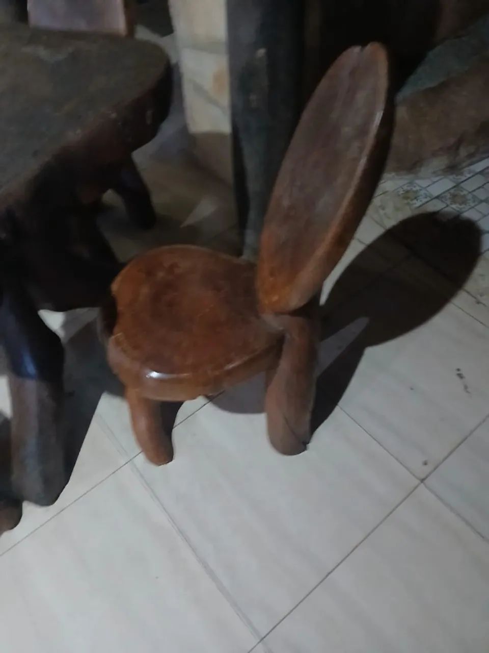 Mesa rústica artesanal em madeira maciça com 4 cadeiras - Foto 2