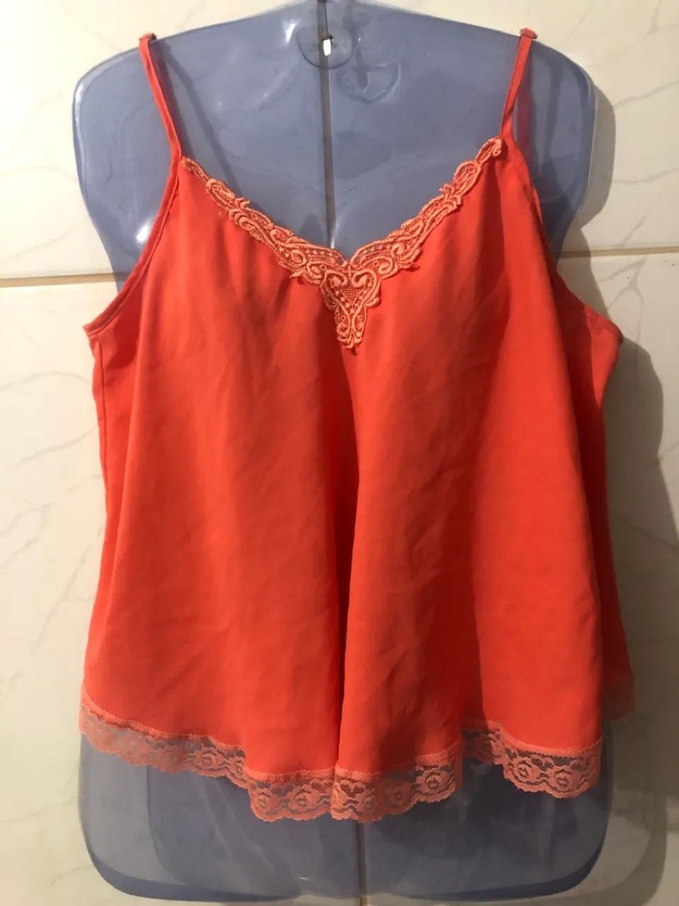 Blusa com detalhe de renda. Marca: Farm (P/M)