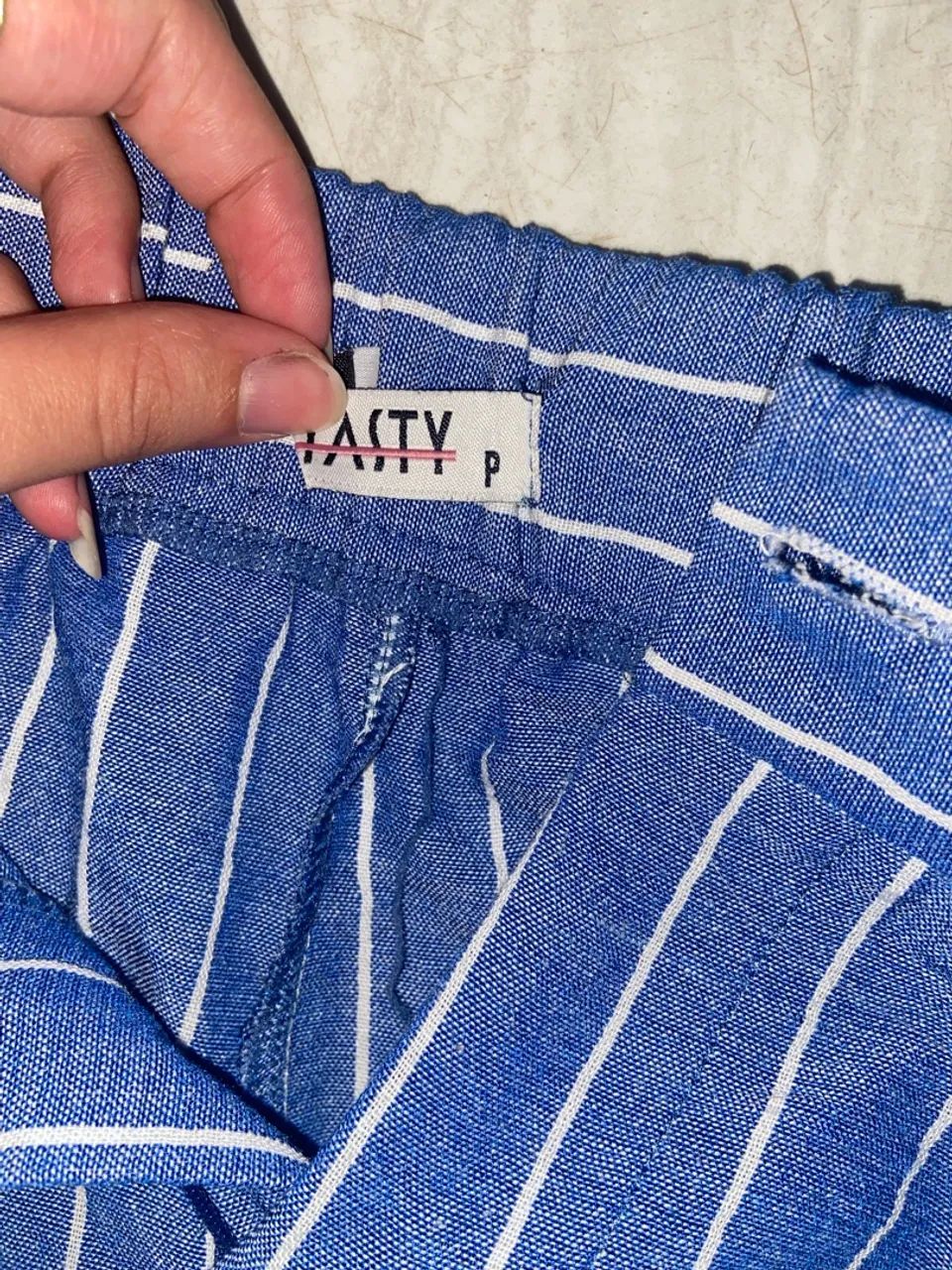 Short listrado azul e branco P - Foto 4