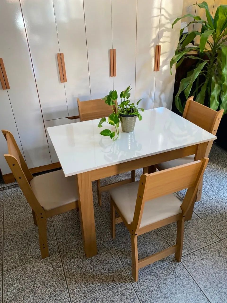 Jogo de Mesa com 4 Cadeiras Estofadas Nova - Foto 4