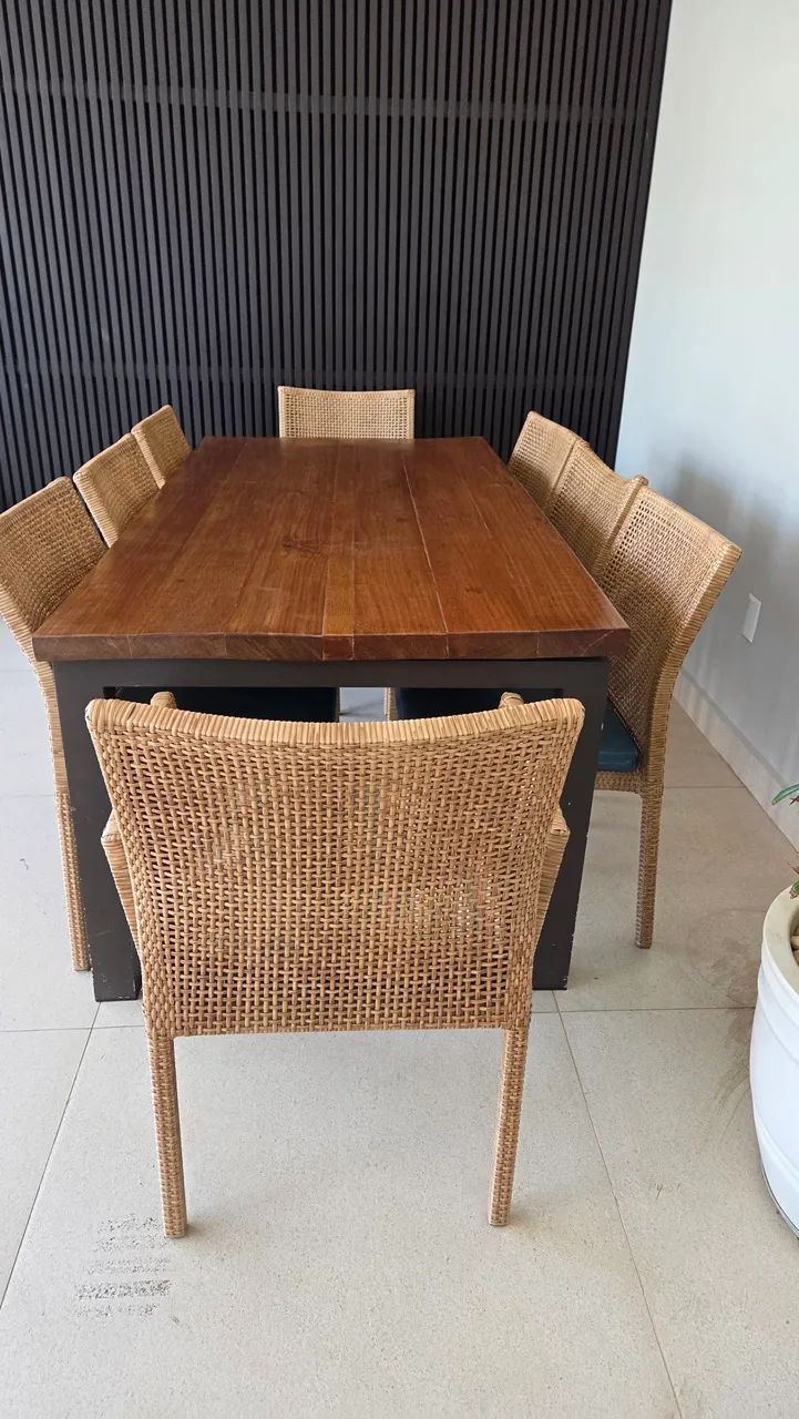 Mesa de jantar madeira e cadeiras em fibra - Foto 5
