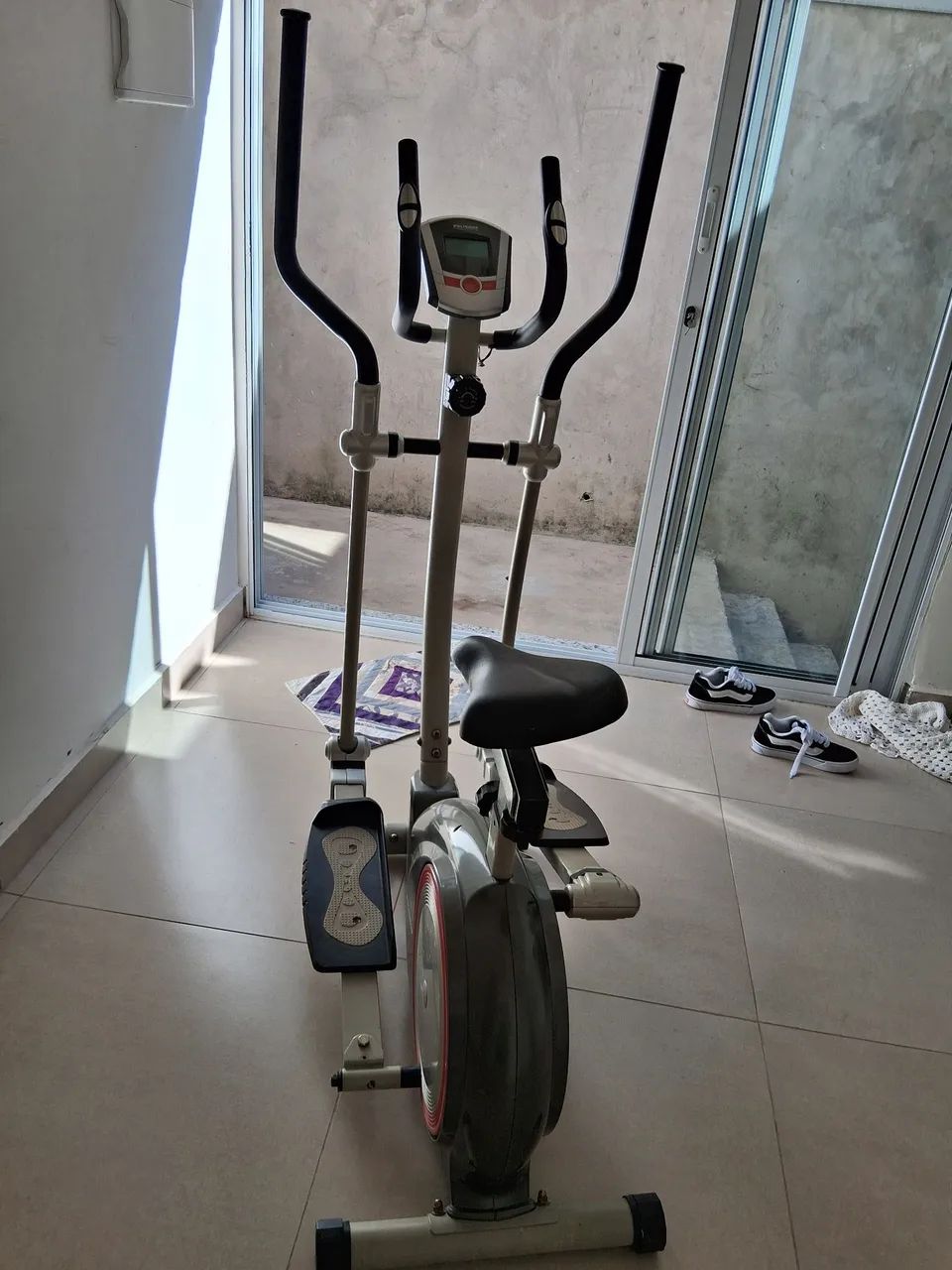 Bicicleta ginástica eletrônica 