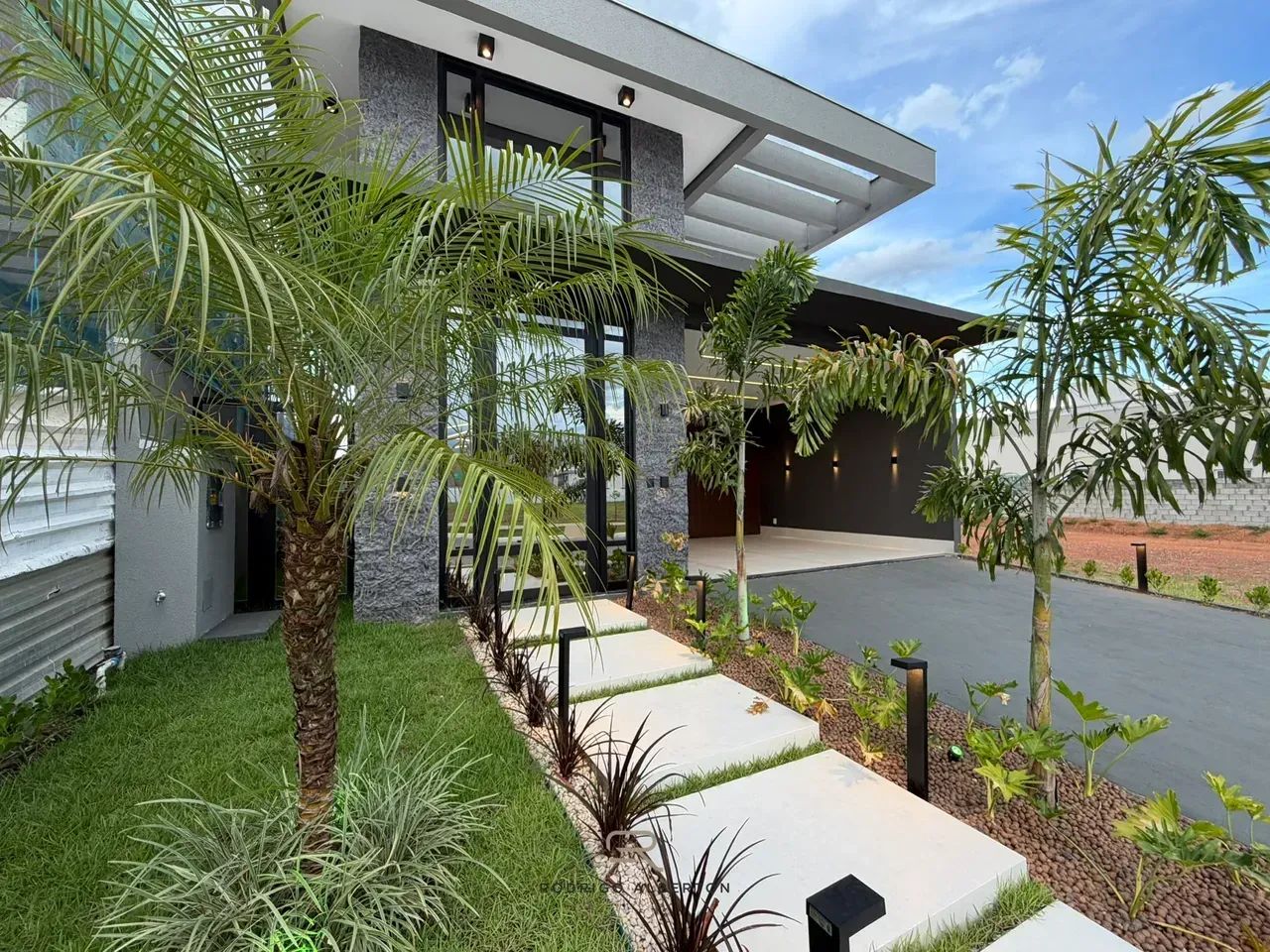 Casa Terrea, Moderna, com 160m²m, 3 suites, acabamento Premium. Florais do Parque