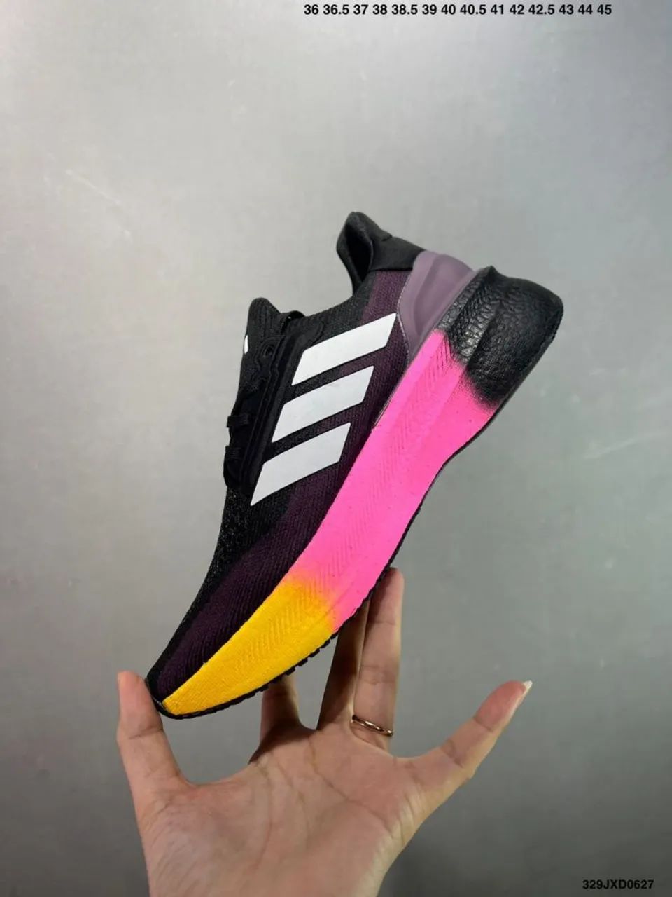 Tênis Adidas Ultraboost - Conforto Máximo e Estilo Moderno - Foto 3