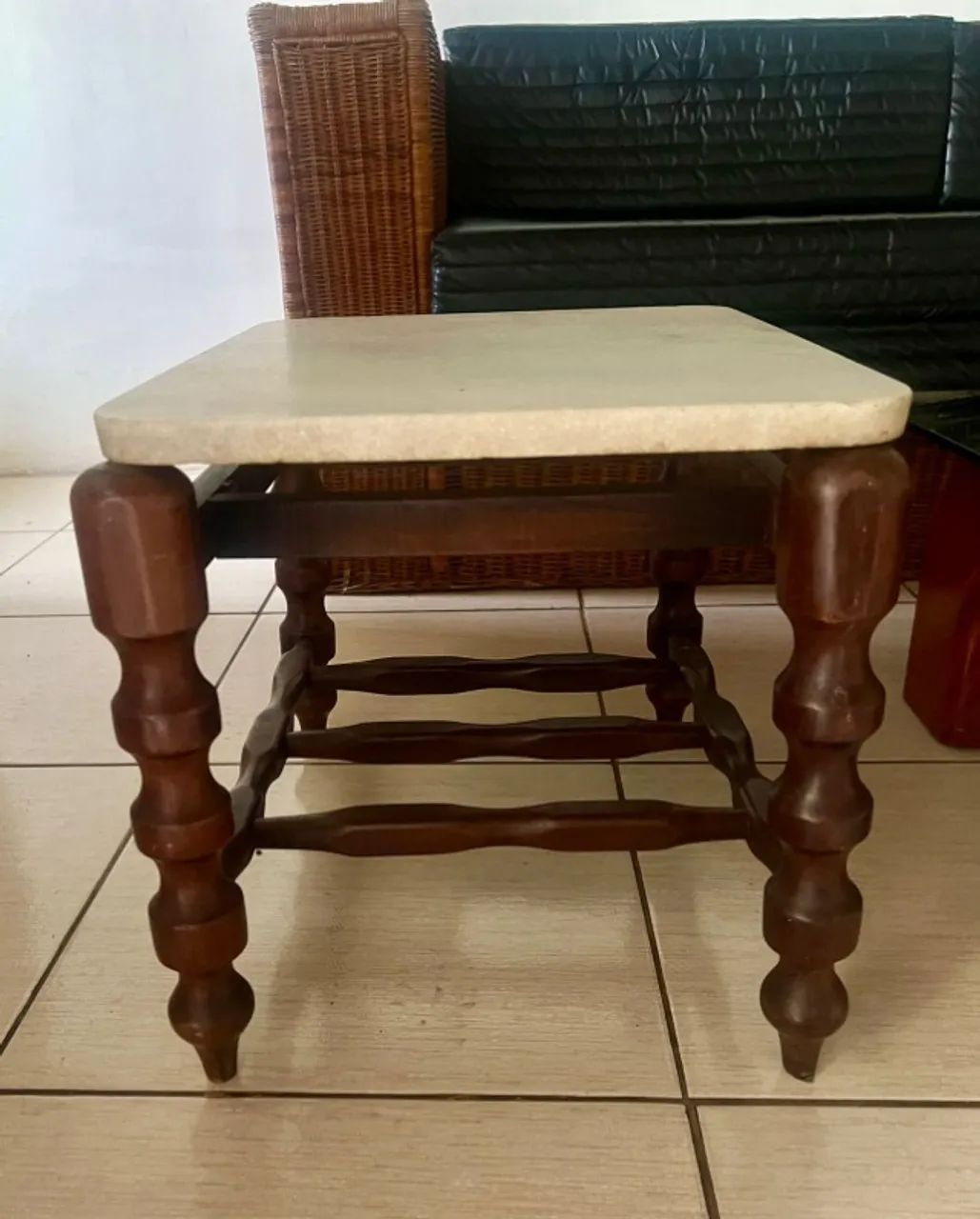 Mesa de Madeira e Base de Pedra - Foto 2